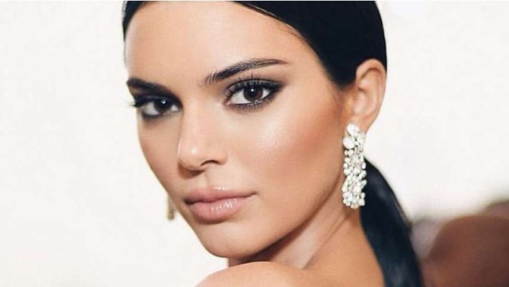 Кендалл Дженнер восхитила фигурой в полупрозрачном костюме