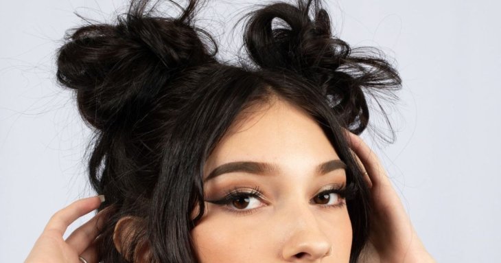 3 простих способи зробити трендову зачіску space buns