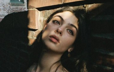 19-летняя дочь Беллуччи и Касселя в обтягивающем платье показала стройную фигуру и похвасталась растяжкой