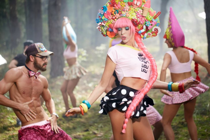 Оля Полякова и Надя Дорофеева вышли в свет в одинаковых платьях