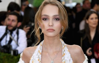 Лили-Роуз Депп замечена на прогулке с приятелем в Нью-Йорке