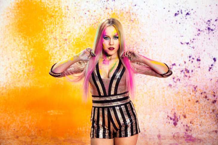 Певица Alyosha покорила красотой в нежном платье