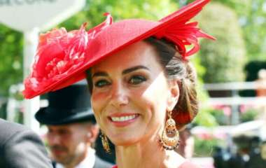 В красном платье с декольте и шляпе с цветами: Кейт Миддлтон произвела фурор на королевских скачках