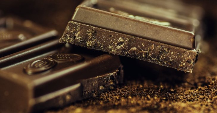 Яка користь чорного шоколаду для мозку та серця: чому на ньому з’являється білий наліт