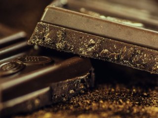 Яка користь чорного шоколаду для мозку та серця: чому на ньому з’являється білий наліт