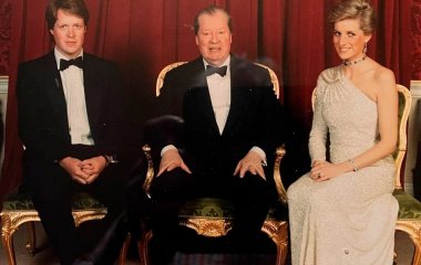 Брат принцессы Дианы показал ее редкие детские фото