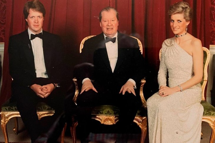 Брат принцессы Дианы показал ее редкие детские фото