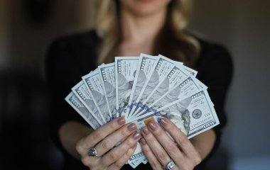 Бізнесвумен закохалася в молодого підлеглого і подарувала йому 420 000 доларів для розлучення