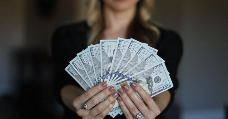 Бізнесвумен закохалася в молодого підлеглого і подарувала йому 420 000 доларів для розлучення