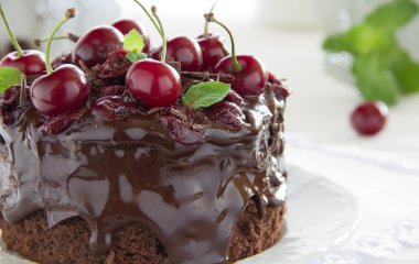 Рецепт смачного шоколадного пирога з вишнями