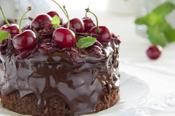 Рецепт смачного шоколадного пирога з вишнями