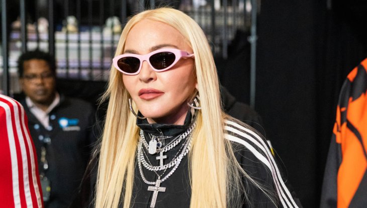 64-летняя Мадонна после потери сознания и госпитализации в откровенном корсете станцевала на камеру