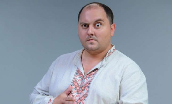 Юрий Ткач безудержно хохочет над шутками участников «Лиги смеха»