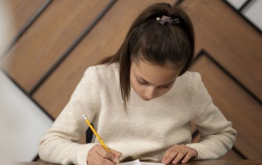 Дівчина подала до суду на школу, яку закінчила з відзнакою, не вміючи читати та писати
