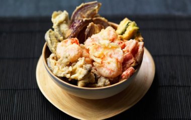 Тигровые креветки с овощами в кляре