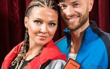 Влад Яма с женой посетил музыкальную премию