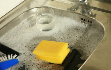 Чим прочистити труби від жиру в домашніх умовах: поради сантехніків