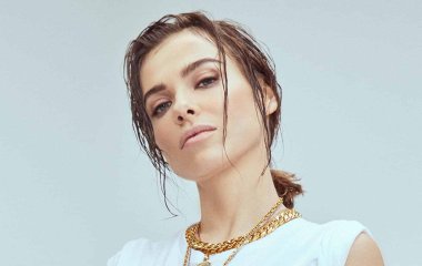Елена Темникова поделилась пляжным снимком в ярком купальнике