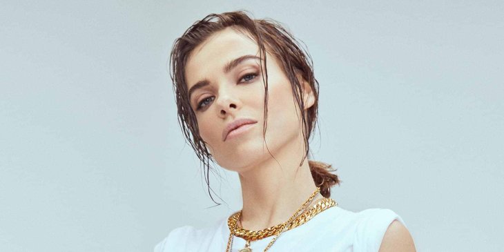Елена Темникова поделилась пляжным снимком в ярком купальнике