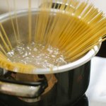 Як зварити макарони, щоб проста страва перетворилася на кулінарний шедевр: додайте цю спецію