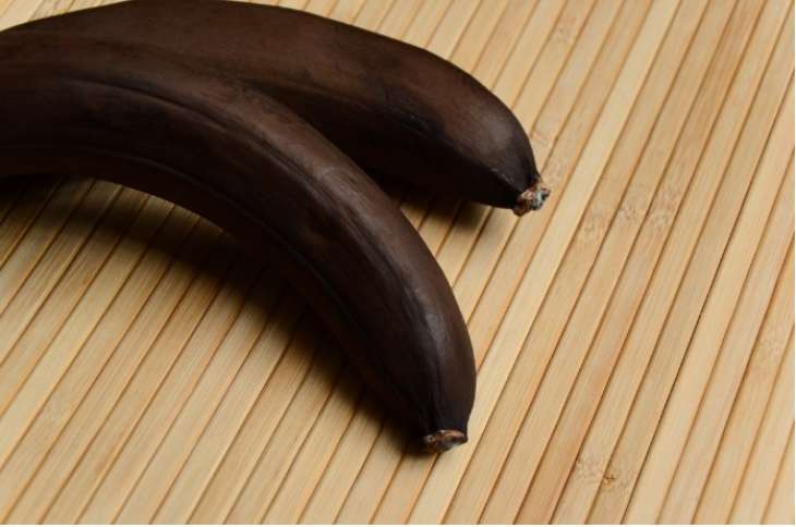Диетолог назвала опасность темных бананов