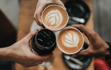 Гастроентеролог розповіла, які продукти шкідливо вживати разом із кавою.
