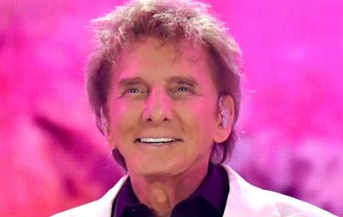 Барри Манилоу ошеломил молодым видом за несколько дней до своего 80-летия