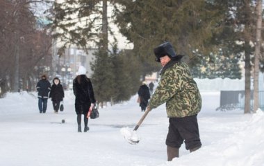 Сети покорил дворник, нарисовавший Мону Лизу на снегу (ВИДЕО)