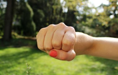 Невістка зламала ребра свекрусі через відмову доглядати онуків