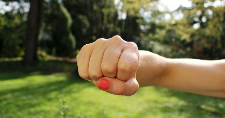 Невістка зламала ребра свекрусі через відмову доглядати онуків
