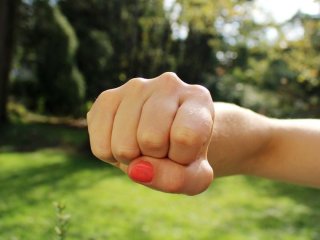Невістка зламала ребра свекрусі через відмову доглядати онуків