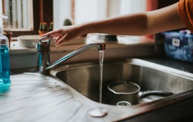 Лайфхак для кухни: как почистить столовые приборы с помощью фольги