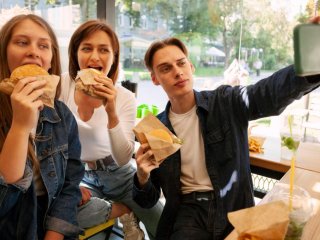 Враги молодости: диетолог назвала продукты, которые ускоряют процессы старения