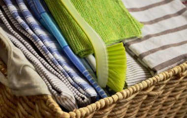 Как отстирать кухонные полотенца от запаха: советы клининговых компаний