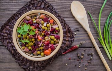 Винегрет по-летнему: легкий рецепт с щавелем и молодой картошкой