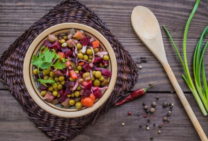 Винегрет по-летнему: легкий рецепт с щавелем и молодой картошкой