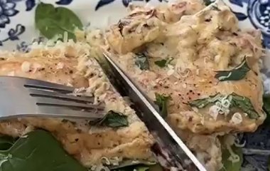 Дуже смачно і дуже швидко: рецепт курячого філе у вершках