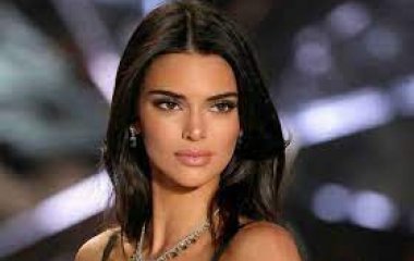 Кендалл Дженнер в бикини «укротит» волны