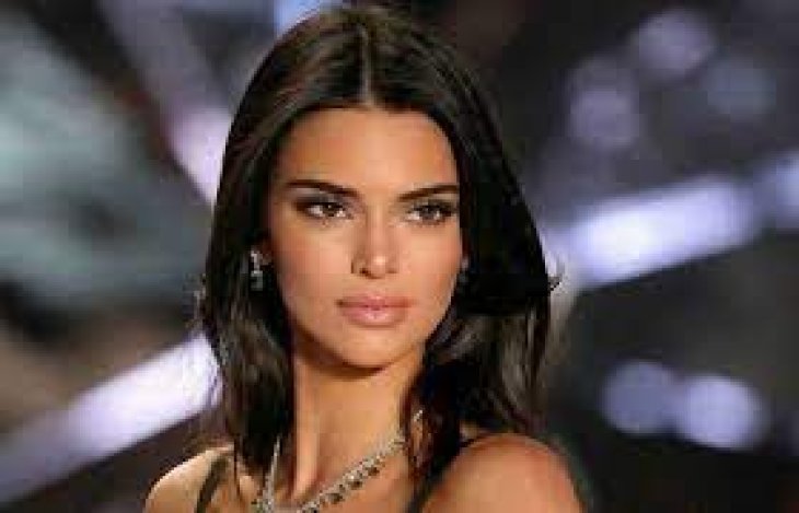 Кендалл Дженнер в бикини «укротит» волны