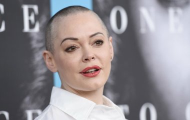Роуз Макгоуэн вспомнила, как ее осудили за прозрачное платье на MTV Video Music Awards 1998