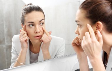 Ознакою високого холестерину назвали два очевидні симптоми на обличчі