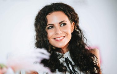 Настя Каменских показала стильное фото в лифте