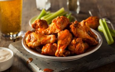 Рецепт пикантных крылышек «Баффало» и кисло-сладкого соуса к ним