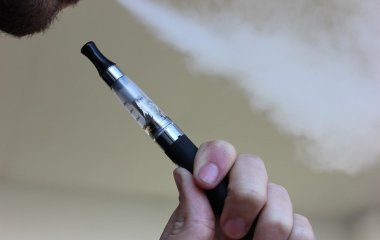 Вчені з'ясували, чим так небезпечні електронні сигарети