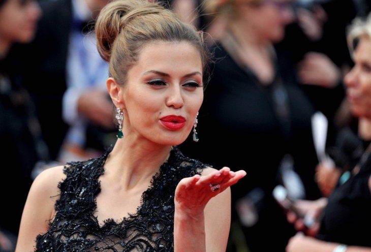 Виктория Боня показала стройные ножки в нежном мини