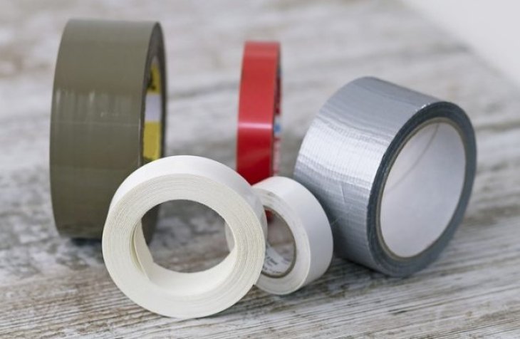 Полезные лайфхаки по использованию скотча в быту: вы о них не знали