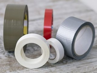 Полезные лайфхаки по использованию скотча в быту: вы о них не знали