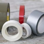 Полезные лайфхаки по использованию скотча в быту: вы о них не знали
