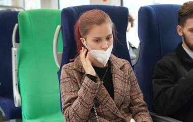 Оториноларинголог назвала допустимий час прослуховування музики у навушниках