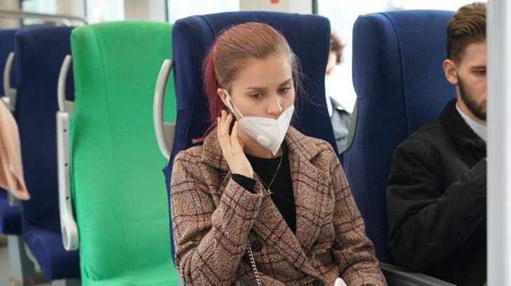 Оториноларинголог назвала допустимий час прослуховування музики у навушниках